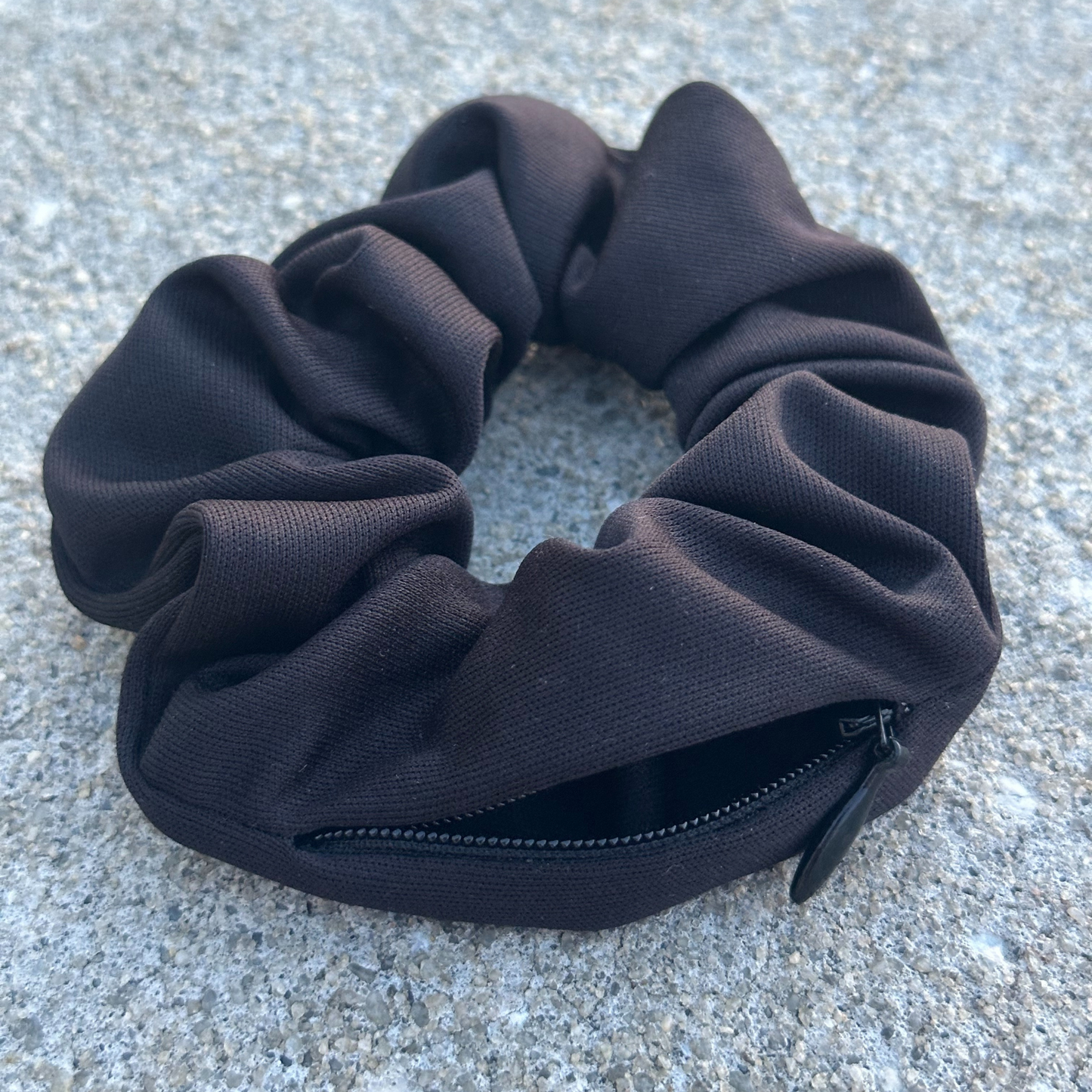 Explorer Hidden Pocket Scrunchie (2-pack) - Black/Beige